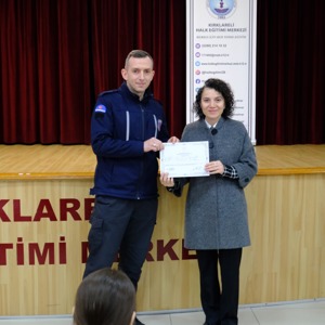 Kurum ve kuruluşlarında çalışan personele yönelik olarak verilen Türk İşaret Dili Eğitimi sertifika programı düzenlenmiştir. - fotoğraf 1