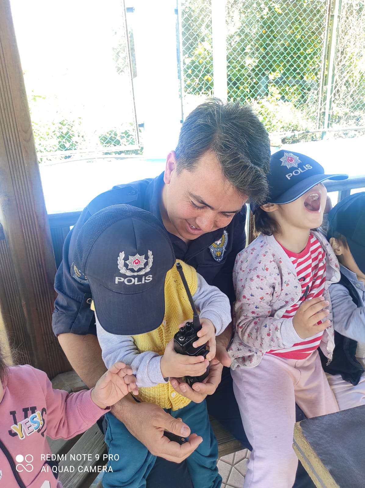 Güvenlik ve asayişi sağlamak için gecesini gündüzüne katan kahraman polislerimizden dünyanın en değerli varlıkları çocuklarımıza anlamlı ziyaret...