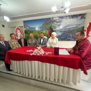 Depremzede Çiftin Nikâhını Vali/Belediye Başkan Vekili İdris Akbıyık Kıydı - fotoğraf 1