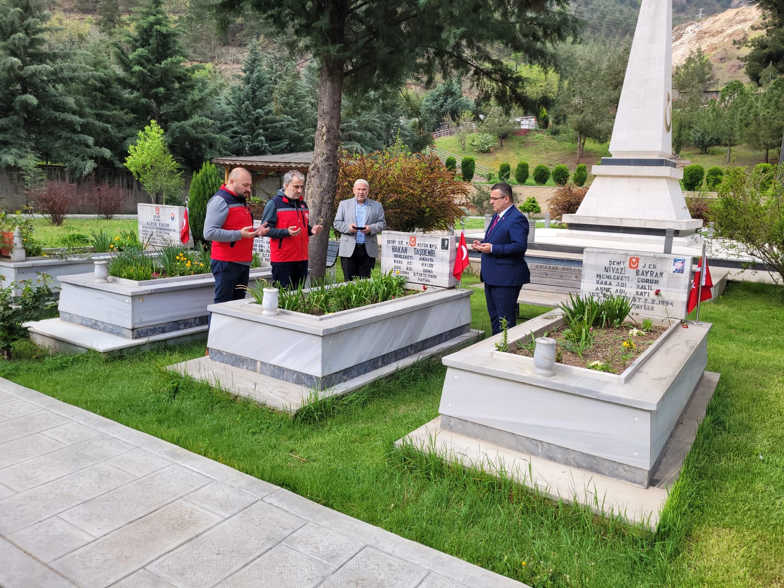 Şehitlerimizin Kabirlerinde Dualar Ettik.