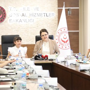 Aile ve Sosyal Hizmetler Bakanımız Derya Yanık Koltuğunu 10 Yaşındaki Depremzede Havva'ya Devretti - fotoğraf 1