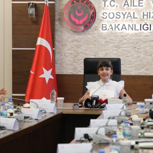 Aile ve Sosyal Hizmetler Bakanımız Derya Yanık Koltuğunu 10 Yaşındaki Depremzede Havva'ya Devretti - fotoğraf 2