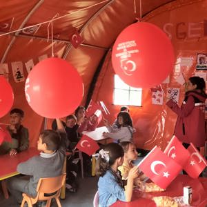 Malatya'da görevli Psikososyal destek ekiplerimiz, 23 Nisan Ulusal Egemenlik ve Çocuk Bayramını düzenlenen etkinliklerle çocuklarımızla birlikte kutladılar. - fotoğraf 1