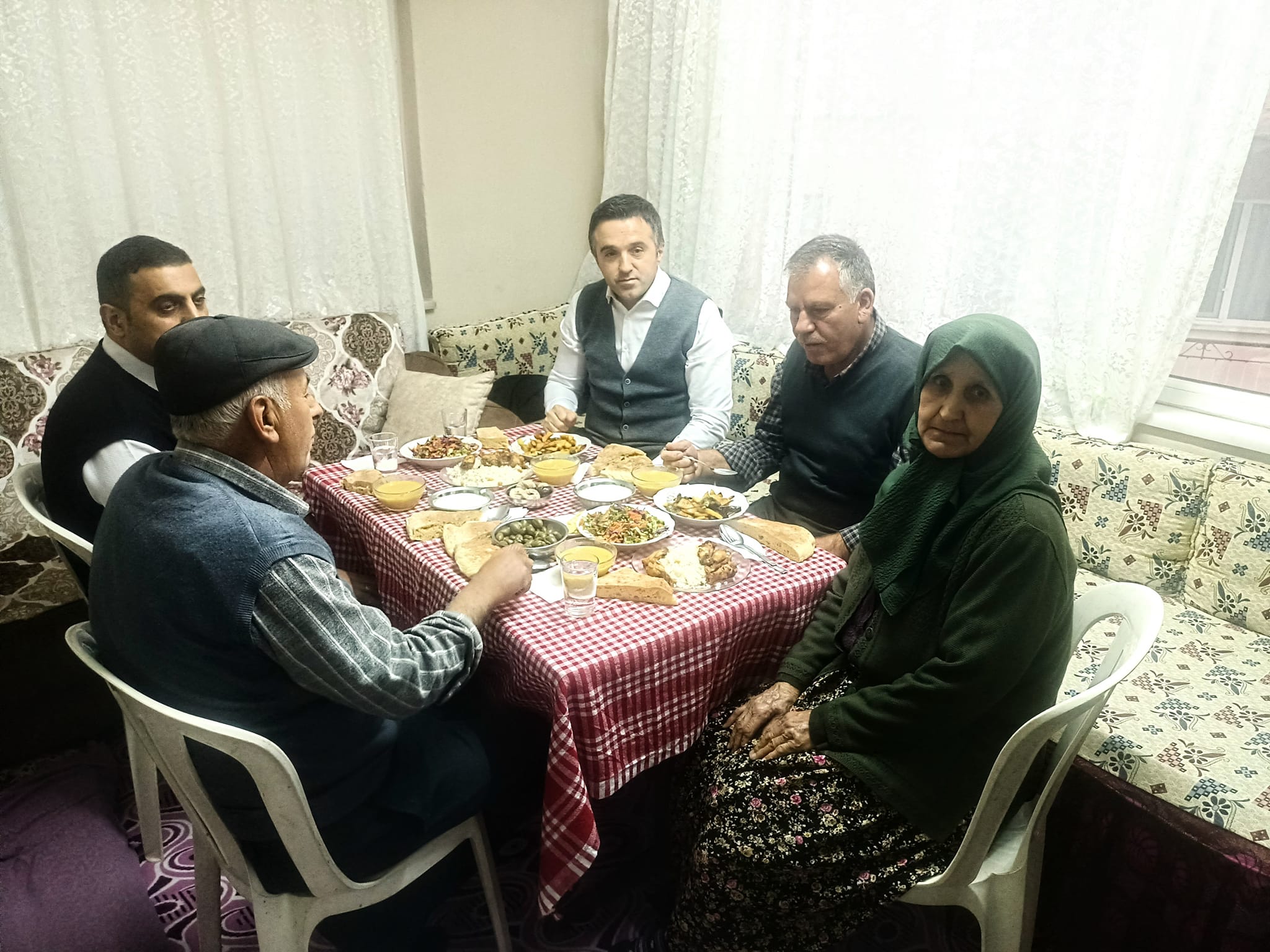 İl Müdürümüz Ömer Turan 1996 Yılında Vatani görevini yerine getirmek için gittiği Hakkari ilinde hain terör örgütü ile girdiği çatışmada şehit düşen Cemil Giderin Kıymetli ailesi ile iftarda bir araya geldi