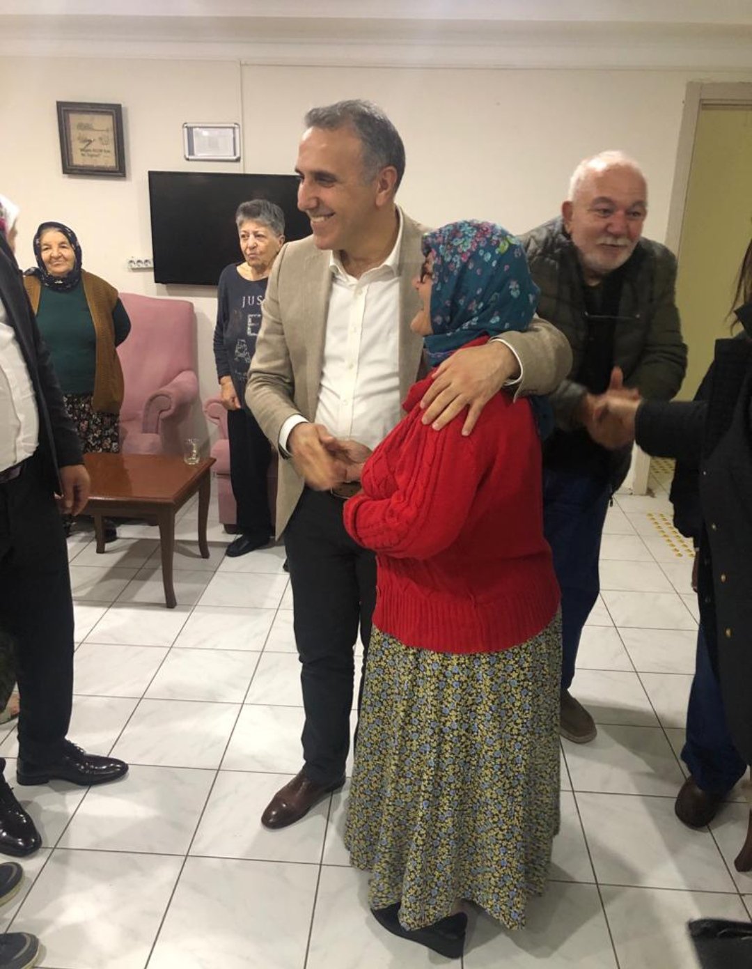 Ramazan ayının huzurunu doyasıya hissettiğimiz bereketli iftar sofrasında,il müdürümüzün katılımıyla geleceğimize ışık tutan asırlık çınarlarımızla bir araya geldik. 