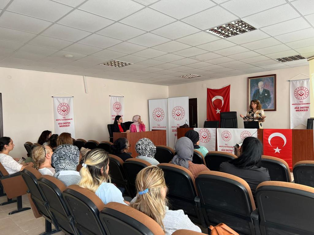 #MezitliSHM, İlçede bulunan ADEM ve SODAM merkezlerindeki kursiyerlere''Aile,Yaşam Becerileri ile Kadın ve İnternet'' konularında eğitim vermiştir. 
