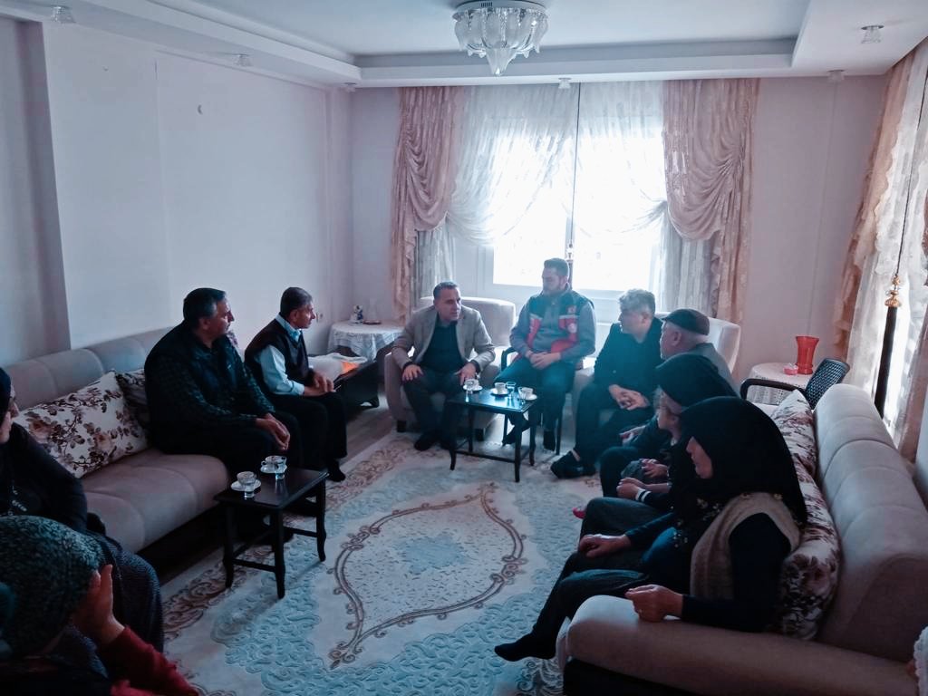 Mersin Sanayi Sitesi'nde çıkan yangında göçük altında kalarak hayatını kaybeden itfaiye eri Nazmi Çelikkaya'nın kıymetli ailesini ziyaret ettik. Kahraman itfaiye erimize Allah'tan rahmet,ailemize sabır diliyoruz. 