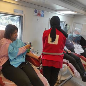 Son birkaç yıldır dünyada yaşanan COVİD 19 pandemisi ile Ülkemizde yaşanan ve yüzyılın felaketi olarak nitelendirilen 06 Şubat 2023 depremlerinin olumsuz etkisiyle artan kan ihtiyacının karşılanması amacıyla 03.05.2023 tarihinde Bakanlığımız merkez teşkilatı hizmet binası önünde Türk Kızılay’ı Kan Bağışı Etkinliği düzenlenmiştir. - fotoğraf 1