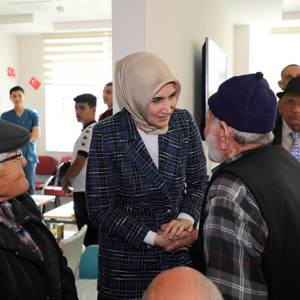 Sayın Valimiz Doç. Dr. Kübra Güran Yiğitbaşı, 'Fidanlar Çınarlarla Buluşuyor' etkinliğine katılarak yaşlılarımız ile bir araya geldi. - fotoğraf 2