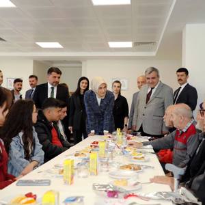 Sayın Valimiz Doç. Dr. Kübra Güran Yiğitbaşı, 'Fidanlar Çınarlarla Buluşuyor' etkinliğine katılarak yaşlılarımız ile bir araya geldi. - fotoğraf 4