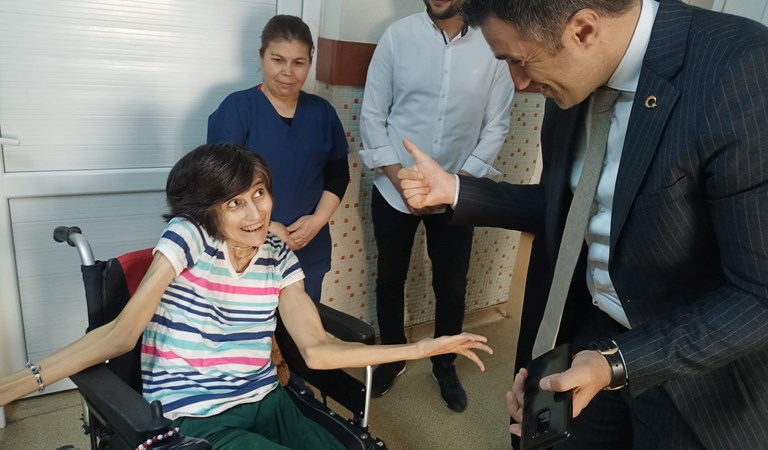 İl Müdürümüz Ömer Turan 10-16 Mayıs Engelliler Haftası nedeniyle İl Müdürlüğümüze bağlı Engelli yatılı kuruluşlarımız da Kalan bir birinden kıymetli misafirlerimizi ziyaret ederek haftalarını kutladı