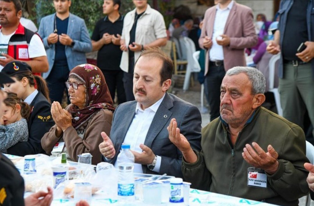 Şırnak Bestler Dereler Bölgesi’nde Şehit olan J.Uzm.Çvş.Serkan Ölmez'in #Tarsus'ta düzenlenen mevlit programına Valimiz Sn.Ali Hamza Pehlivan ile katıldık. Aziz Şehidimize Allah’tan rahmet,ailemize sabır diliyoruz.🇹🇷 