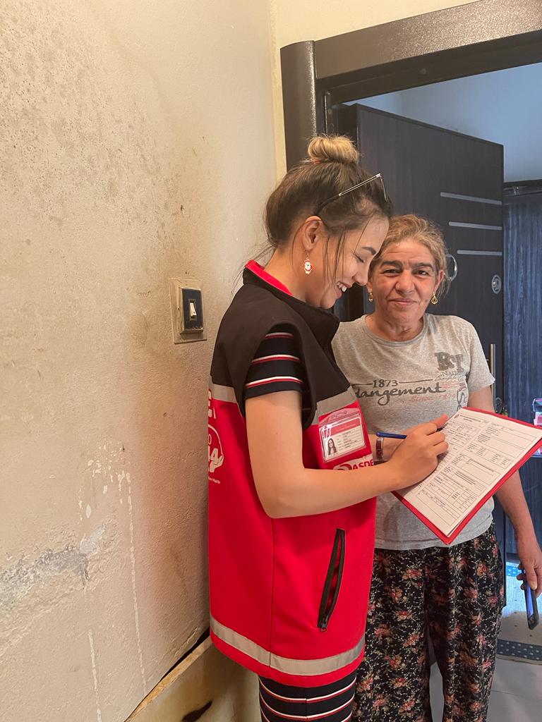 Vatandaşlarımızı sosyal yardım ve sosyal hizmet modellerimizden yararlandırmak,gerektiğinde diğer kamu hizmetlerinden faydalanmalarını sağlamak için hane ziyaretlerimizi aralıksız sürdürüyoruz. 
