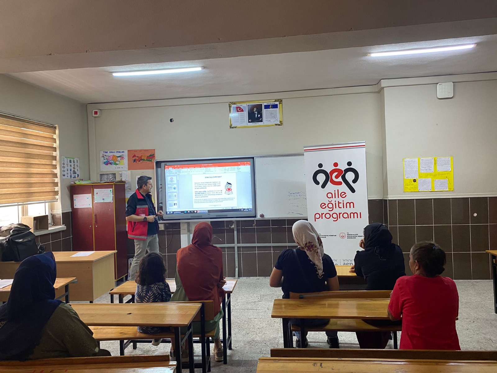 #AkdenizSHM, Saadettin Bey  İlköğretim Okulu'nda eğitim gören roman öğrencilerin velilerine, ''Erken Yaşta ve Zorla Evlilikle Mücadele Eğitimi'' ile ''Kadına Yönelik Şiddetle Mücadele'' konularında eğitim düzenlenmiştir. 