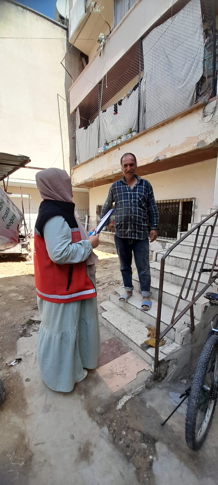 #Toroslar ilçemizde ekiplerimizle, yoğun yağıştan etkilenen Yalınayak,Selçuklar ve Çopurlu Mahallelerimizde, vatandaşlarımıza yönelik ihtiyaç tespiti ve #PsikososyalDestek için saha çalışmalarımıza devam ediyoruz.  