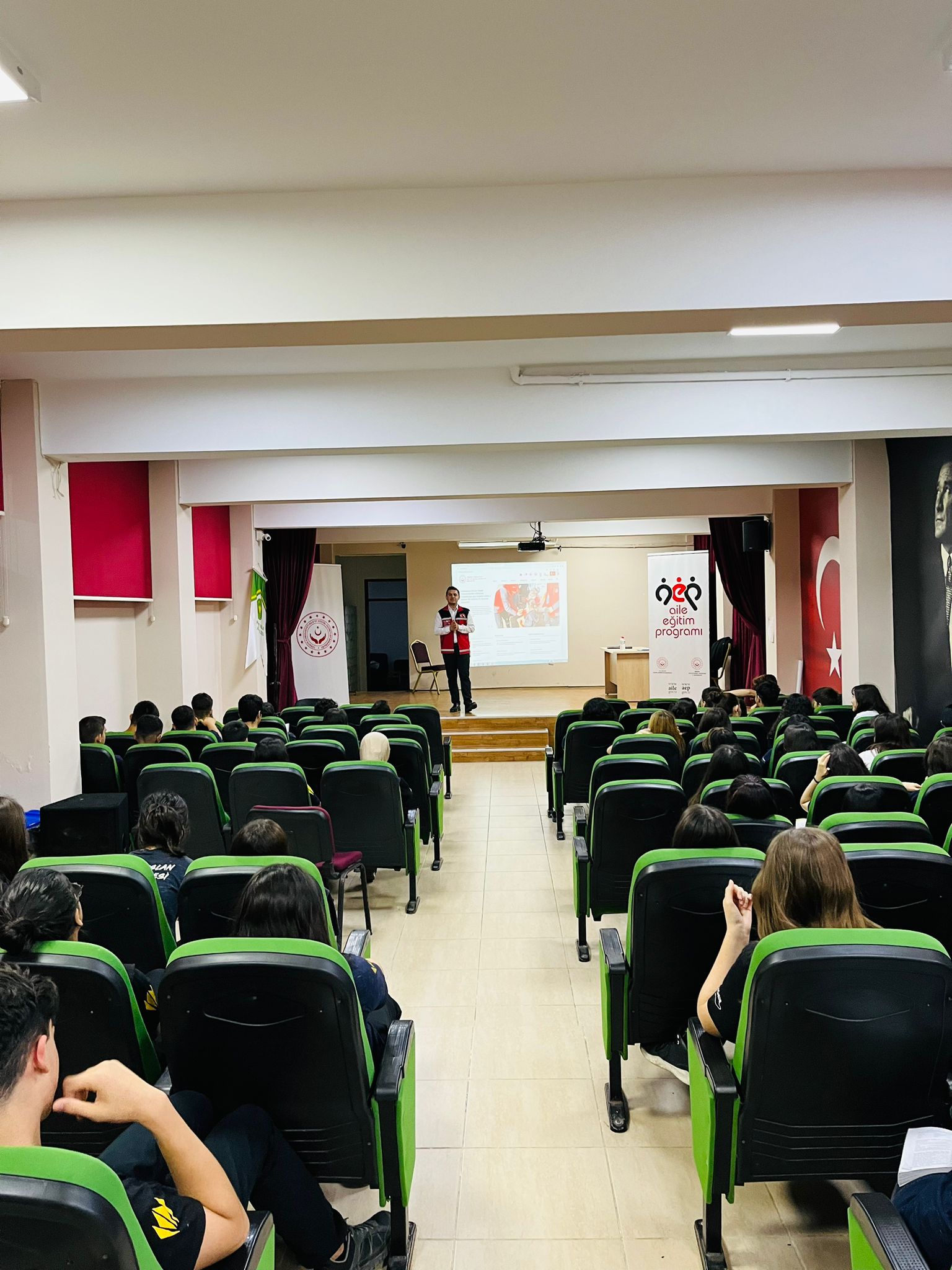 #YenişehirSHM, Mahmut Arslan Anadolu Lisesi öğrencilerine yönelik ''6284 Sayılı Kanun ve Kadına Yönelik Şiddetle Mücadele '' konularında eğitim düzenledi. #KADES uygulaması ve ALO 183 hattı hakkında bilgilendirme yaptı.