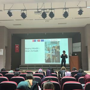 Dijital Dünyada Daha Güçlü Kadınlar Projesi Kapsamında "Dijital Okuryazarlık Eğitimi" Gerçekleştirildi - fotoğraf 5