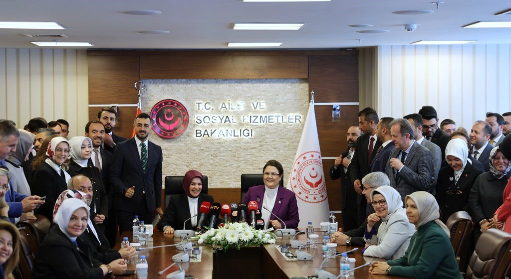 Minister Mahinur Özdemir Göktaş, who was appointed as the Minister of Family and Social Services, took over the duty from Derya Yanık