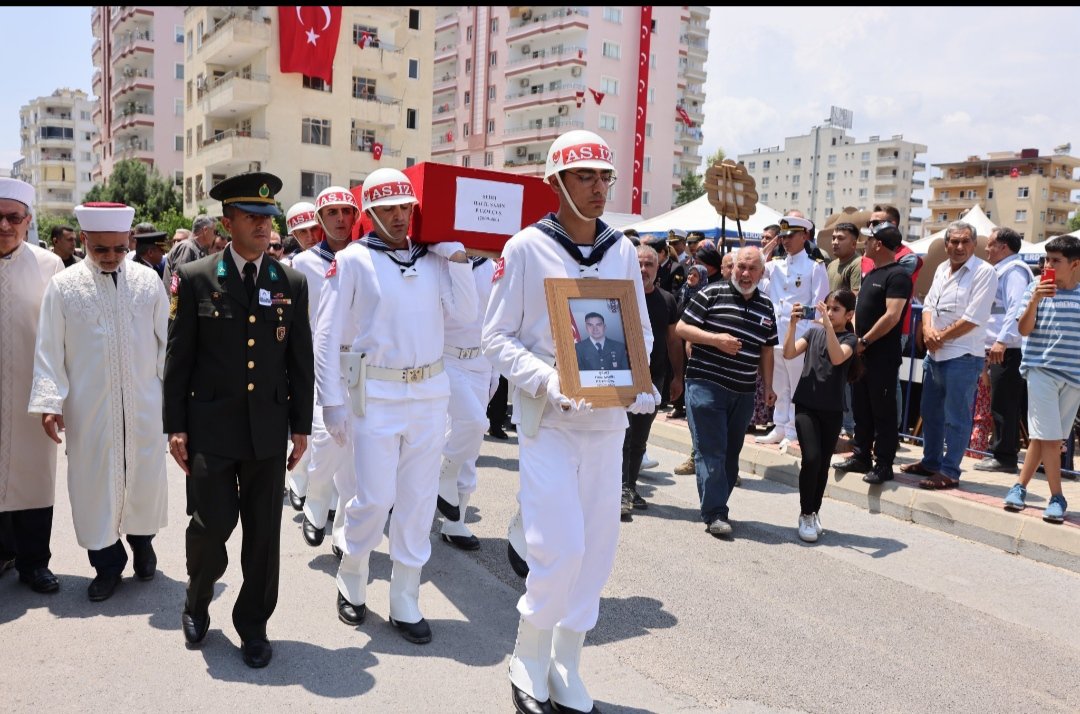 Pençe-Kilit Harekatı Bölgesi’nde Şehit olan Kahraman Mehmetçiğimiz  P.Uzm.Çvş.Halil Şahin'i #Erdemli İlçemizde dualarla ebediyete uğurladık.  Aziz şehidimize Allah’tan rahmet,ailemize,milletimize sabır diliyoruz.🇹🇷 