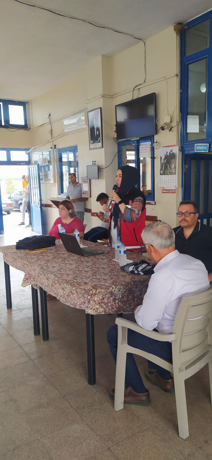 #TarsusSHM, Tarsus Kamyoncular Kooperatifi şoförlerine yönelik ''Kadına Yönelik Şiddetle Mücadele'' konularında eğitim verdi. Ayrıca aile içi şiddet bürosunda görevli polis memuru, elektronik kelepçe hakkında bilgilendirme yaptı.