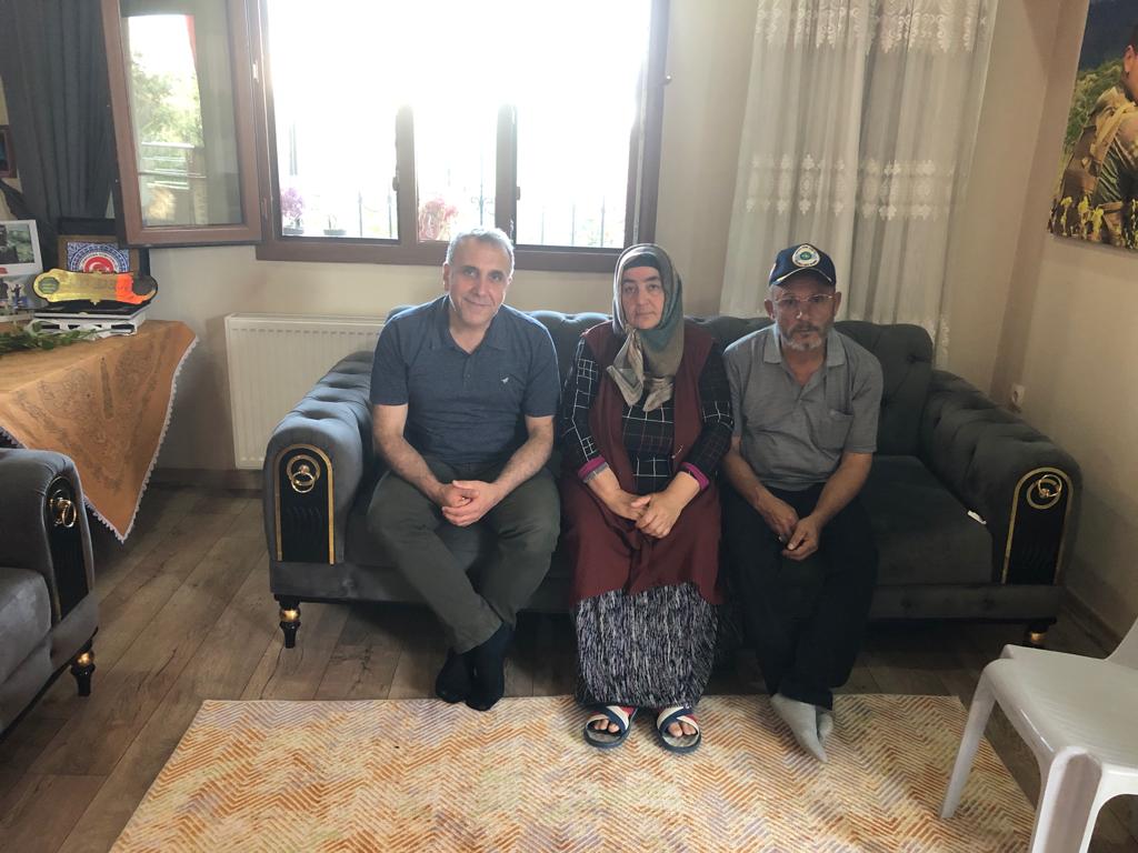 Kahraman şehitlerimiz Jan.Uzm.Çvş Durmuş TEK ve Jan.Uzm.Çvş Asım TÜRKEL'in çok kıymetli babalarını #BabalarGünü'nde ziyaret ettik. Ailelerimize hayırlı ve sağlıklı bir ömür diliyoruz.  @tcailesosyal