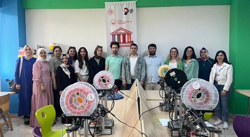 "Geleceğe Adım Akademisi” projesinin Eğitici Eğitimleri Zeytinburnu Şehitler Bilim ve Sanat Merkezinin katkılarıyla tamamlandı. 