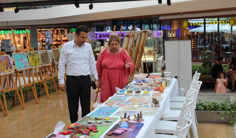 İl Müdürümüz Osman TOPRAKÇI Fethiye Huzurevi sakinlerimizin sanat atölyesinde yaptığı el emeği eserlerin sergilendiği sergiyi ziyaret etti. 