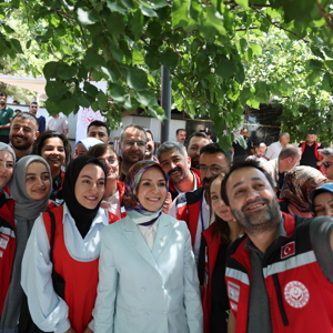 Aile ve Sosyal Hizmetler Bakanımız Göktaş Bayramın Son Gününde Adıyaman’da Depremzedelerle Bir Araya Geldi - fotoğraf 2