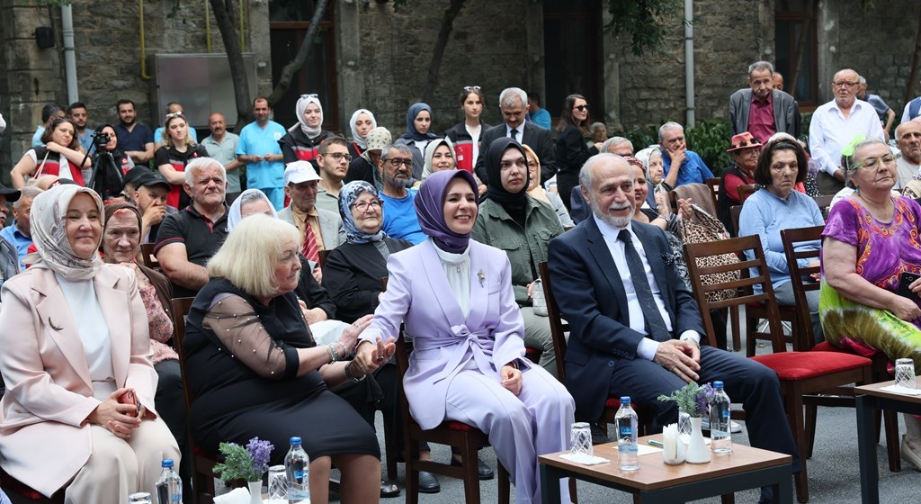 Minister of Family and Social Services Göktaş Met with Residents of Darulaceze and Nursing Home