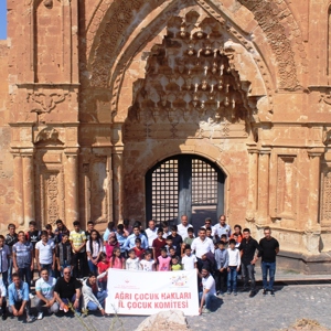 AĞRI İL ÇOCUK HAKLARI KOMİTESİNDEN ÇOCUKLARA DOĞUBAYAZIT GEZİSİ  - fotoğraf 1
