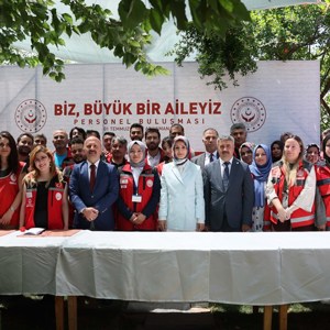 Aile ve Sosyal Hizmetler Bakanımız Göktaş Bayramın Son Gününde Adıyaman’da Depremzedelerle Bir Araya Geldi - fotoğraf 1
