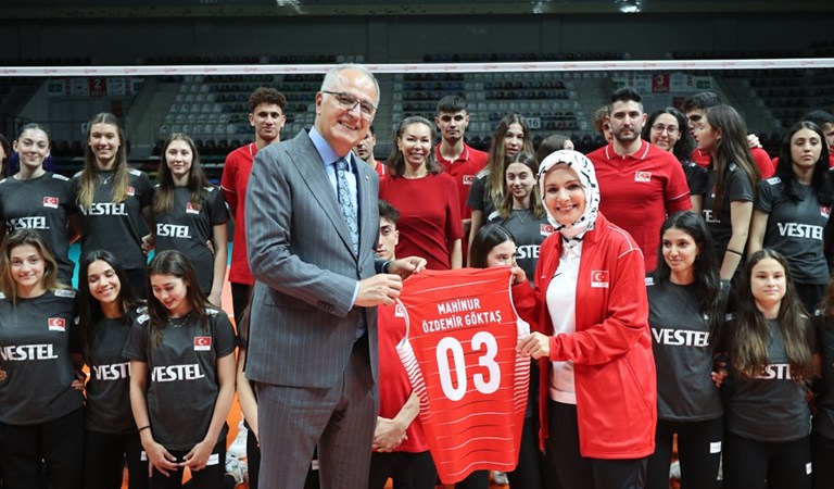  Bakanımız Göktaş’tan Avrupa ve Balkan Şampiyonalarına Hazırlanan Genç Milli Voleybol Takımları Oyuncularına Ziyaret