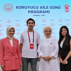 Emine Erdoğan Hanımefendi ve Bakanımız Mahinur Özdemir Göktaş Koruyucu Aile Günü Programına Katıldı - fotoğraf 1