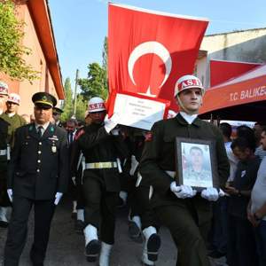 ŞEHİT P. SÖZ. ER RAMAZAN SARIKAYA BALIKESİR'DE TOPRAĞA VERİLDİ - fotoğraf 2