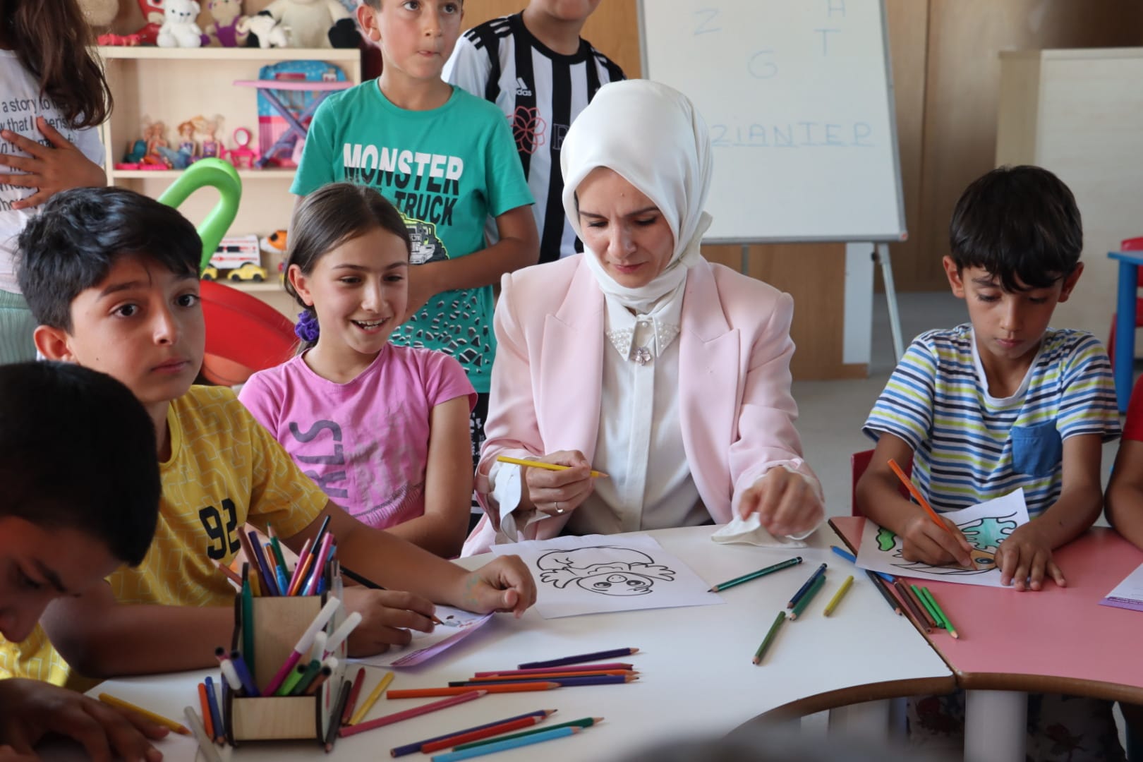 Bakanımız Sayın Mahinur Özdemir Göktaş , Rönesans Konteyner kente ziyarette bulunarak çalışmalar hakkında bilgi aldı.