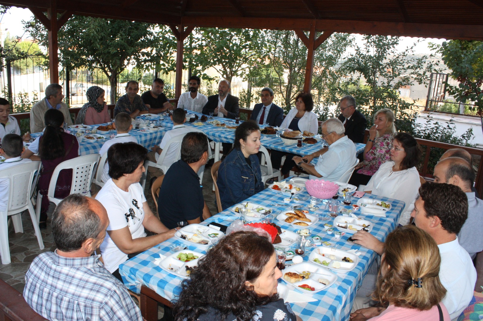 “Nesiller Buluşuyor” Projesi Kapsamında Gençlerimiz ile  Kahvaltı Programında Bir Araya Geldik