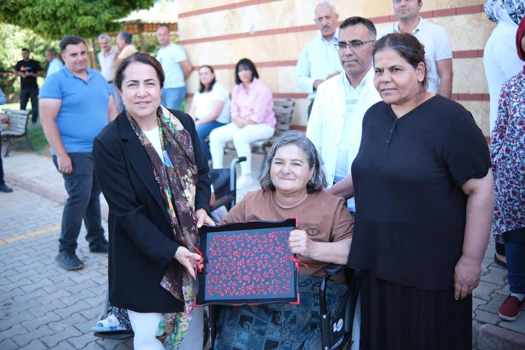 Bakan Yardımcımız Sayın Sevim Sayım Madak ve İl Müdürümüz Galip Sökmen Engelsiz Yaşam Bakım Rehabilitasyon ve Aile Danışma Merkezi'ne ziyarette bulundu. Engelli vatandaşlarımızla sohbet edildi. Aşure ikramında bulunuldu.