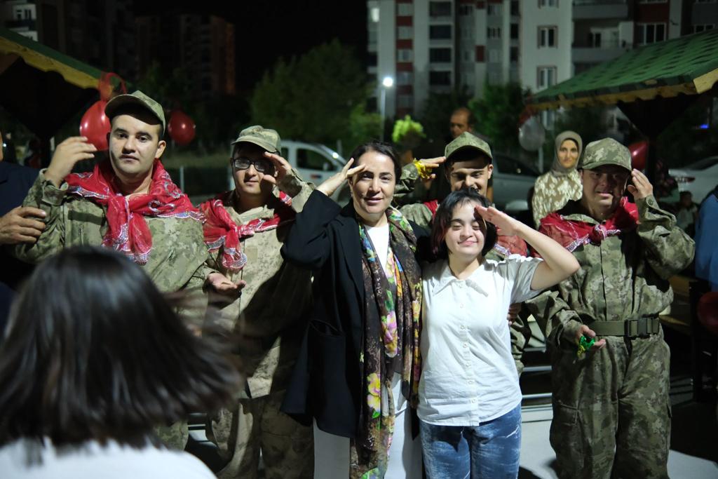 Bakan Yardımcımız Sayın Sevim Sayım Madak ve İl Müdürümüz Galip Sökmen Rönesans Konteyner kentte yaşayan Down Sendromlu çocuklarımızın Askerlik hayalini gerçekleştirdi. Çocuklarımıza kına yakıldı ve oyunlar düzenlendi.