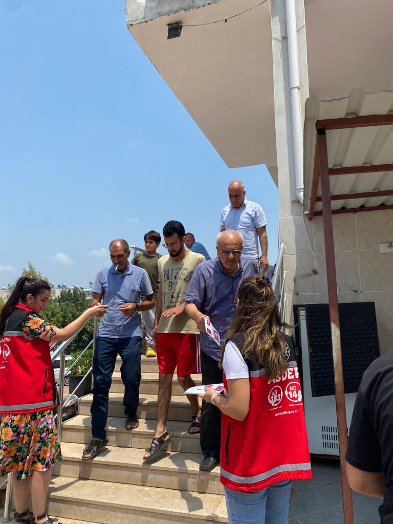 #ToroslarSHM,ilçede bulunan Hacı Hüseyin Emren Camii ve Halkkent Mahallesi esnaf ve vatandaşlarına Alo 183, #KADES, 6284 Sayılı Kanun kapsamında erkek vatandaşlarımızı bilgilendirme çalışması ve broşür dağıtımı yaptı. 