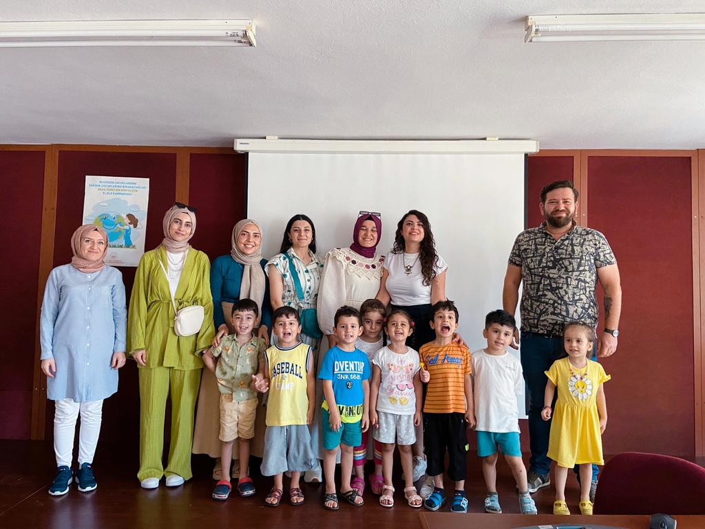 #AşureGünü'nde Sevimli Mucitler Kreş'in minik kalpleri il müdürlüğümüzü ziyaret ederek kendi yaptıkları aşureleri ikram ettiler. Bütün çocuklarımıza kendileri gibi güzel ve hayırlı bir 'ömür' diliyoruz. 