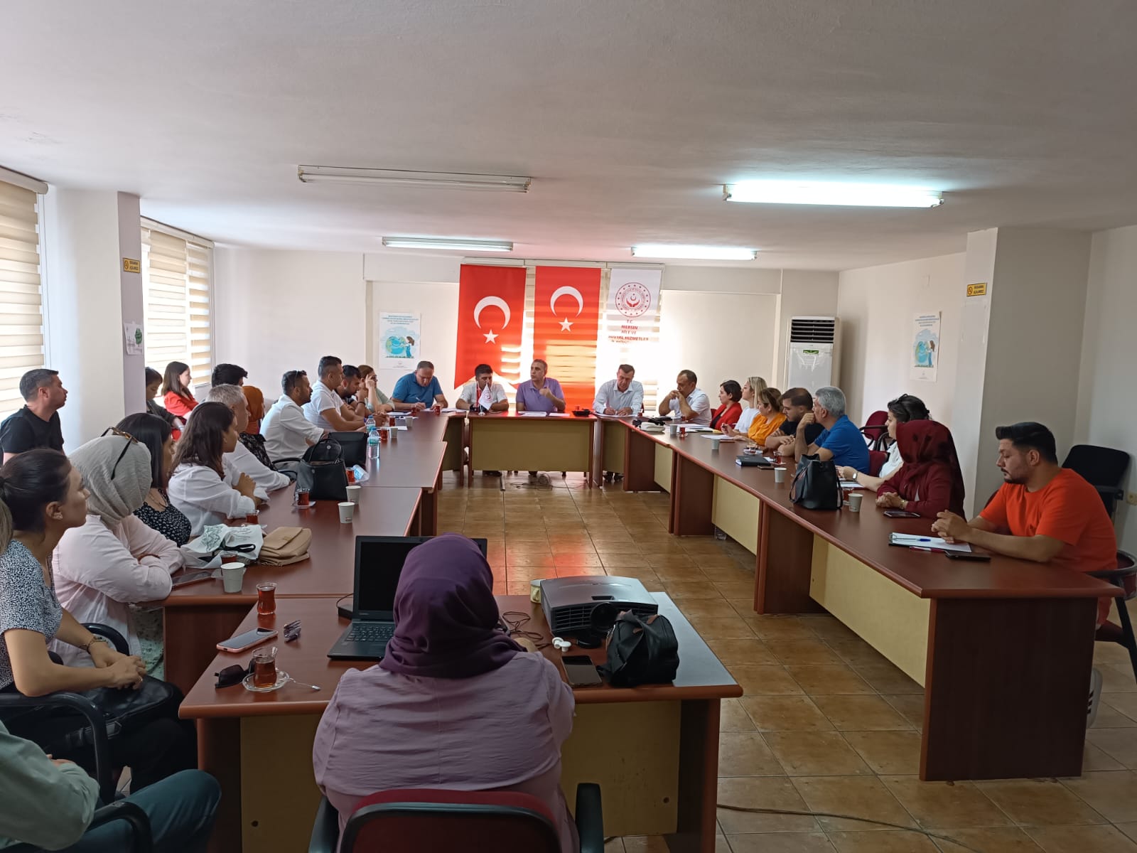 İl Müdürümüz başkanlığında düzenlenen toplantıda SHM müdürlerimizin ve SHM'lerde #ÇocuklarGüvendeProjesi'nde çalışan personelin de katılımıyla yapılan çalışmalar değerlendirilerek önümüzdeki ayın planlaması yapıldı.