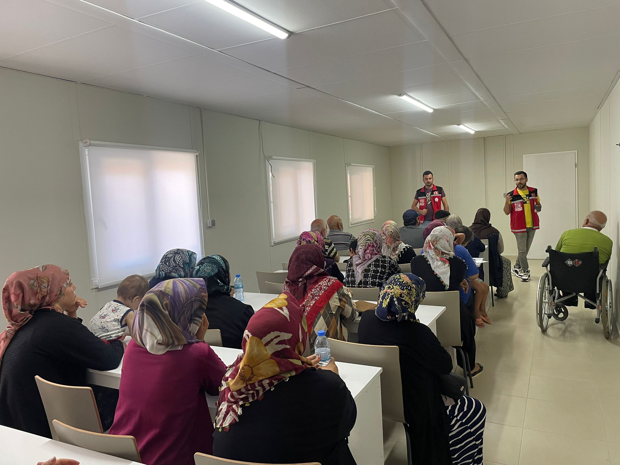 Konteyner Kentte kalan vatandaşlara yönelik "Bakanlığımız Sosyal Hizmet Modelleri, Sosyal Yardımlar, Engelli ve Yaşlı Hakları" konularında #PsikoSosyalDestek ekiplerimiz tarafından bilgilendirme eğitimi düzenlendi.
