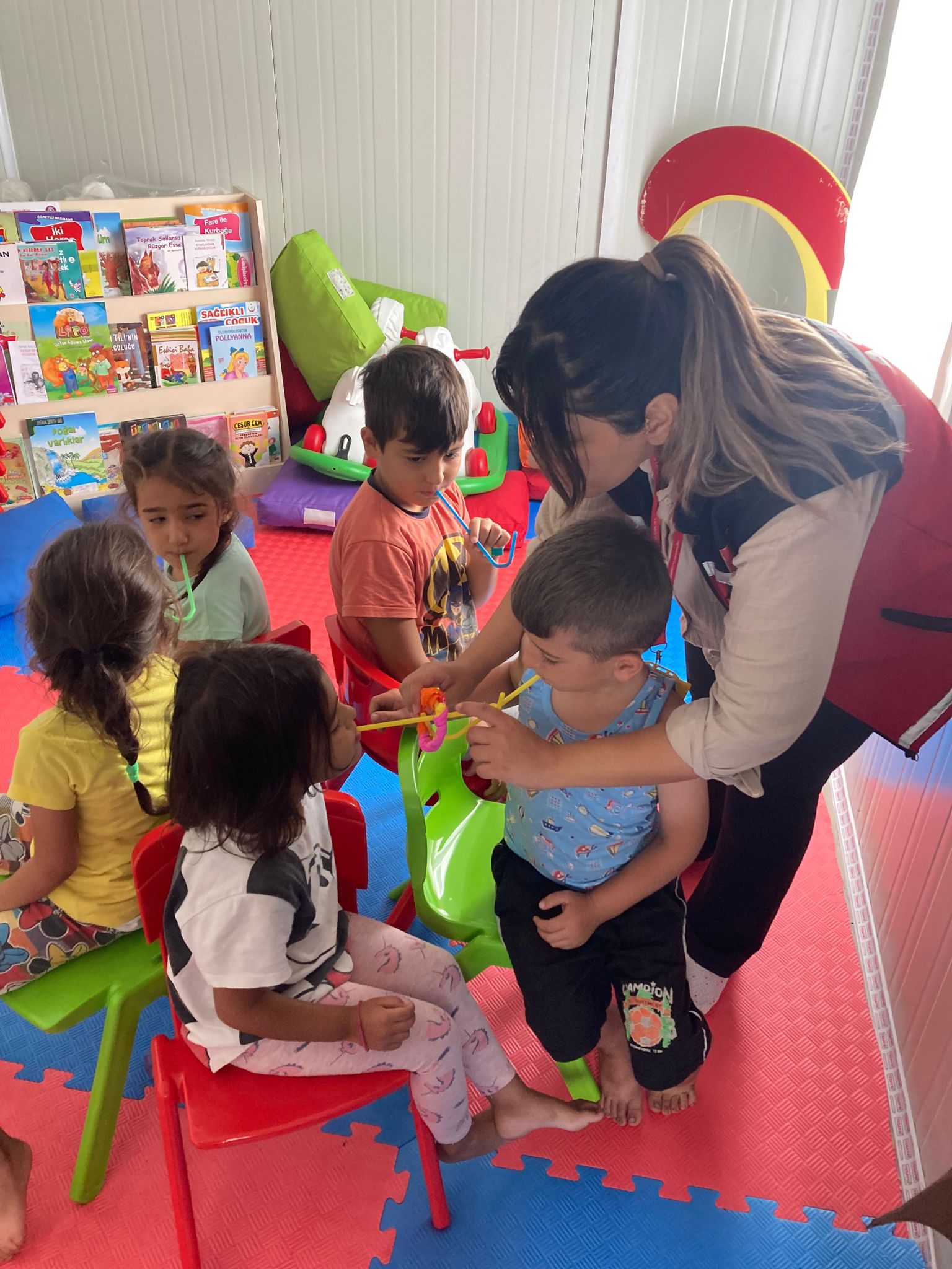 Geleceğimizin teminatı çocuklarımız... Depremden etkilenen çocuklarımızın psikolojik ve sosyal olarak güçlenmeleri için #PsikoSosyalDestek ekiplerimiz aralıksız çalışmalarını sürdürüyor.  📍 Kahramanmaraş