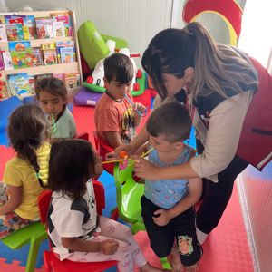 Geleceğimizin teminatı çocuklarımız... Depremden etkilenen çocuklarımızın psikolojik ve sosyal olarak güçlenmeleri için #PsikoSosyalDestek ekiplerimiz aralıksız çalışmalarını sürdürüyor.  📍 Kahramanmaraş - fotoğraf 3