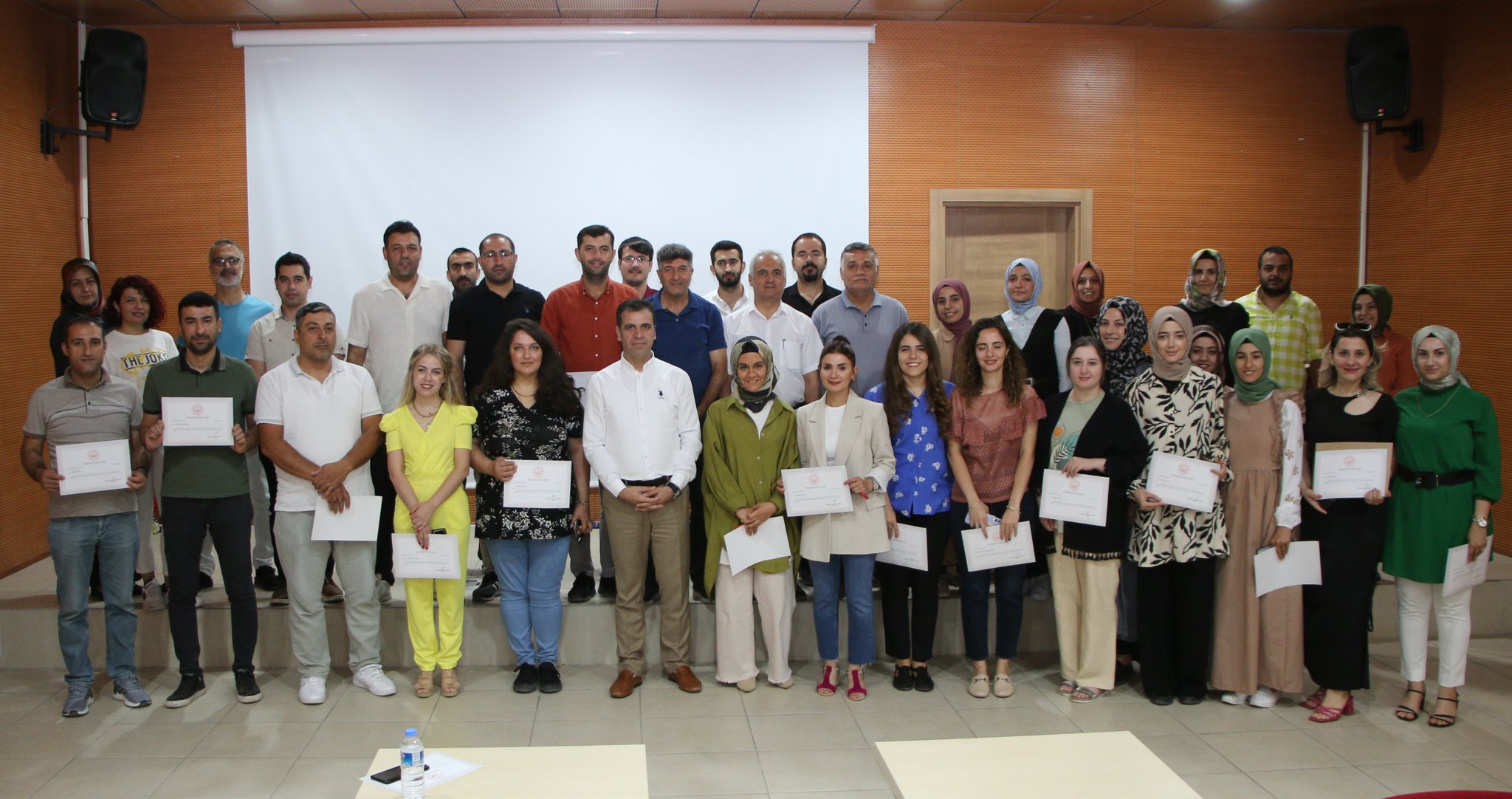 Bakanımız Sayın Mahinur ÖZDEMİR GÖKTAŞ’ın deprem bölgesinde görev yapan kıymetli mesai arkadaşlarımıza gönderdiği "Teşekkür Belgelerini" İl Müdürümüz Ali Sait ÇEÇEN takdim ederek selamlarını iletti.  