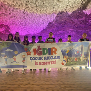 Iğdır İl Çocuk Hakları Komitesi olarak Müdürlüğümüz bünyesinde görev yapan meslek personeli tarafından Müdürlüğümüz hizmet modellerinden yararlanan komite üyesi çocuklarımız ile Tuz Mağarası gezisi gerçekleştirildi. - fotoğraf 1