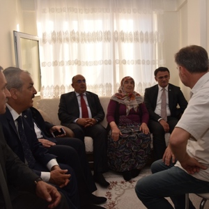 İl Müdürümüz Mahmut ÖZDEMİR Valimiz Sayın Dr. Ozan BALCI İle Birlikte Şehit Bülent AY’ın Ailesini Ziyaret Etti - fotoğraf 1