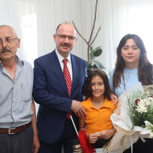 Giresun’da göreve başlar başlamaz ayağının tozuyla şehit aileleri ve  gazi ailemizi ziyaret eden Sayın Valimiz Mehmet Fatih SERDENGEÇTİ - fotoğraf 1