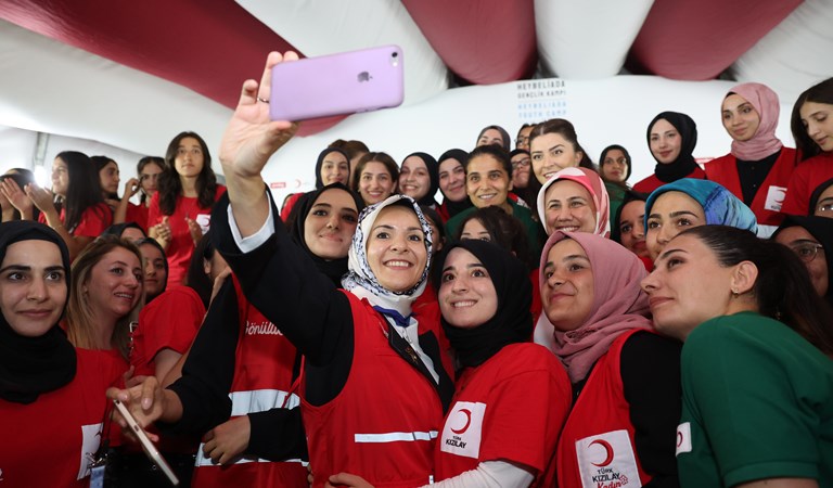 Bakanımız Mahinur Özdemir Göktaş, Kızılay Heybeliada Depremzede Kız Çocukları Gençlik Vakfı Kapanış Programı’na Katıldı