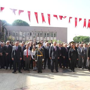 Il Mudurumuz Sayin Omer TURAN 30 Agustos Zafer Bayrami etkinlikleri kapsaminda Valilik Makaminda duzenlenen ''Tebrikat Toreni'' ne katildi. - fotoğraf 1